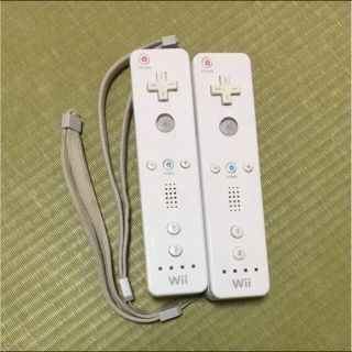 ウィー(Wii)のWiiリモコン 白2本セット  ストラップ付き(家庭用ゲーム機本体)