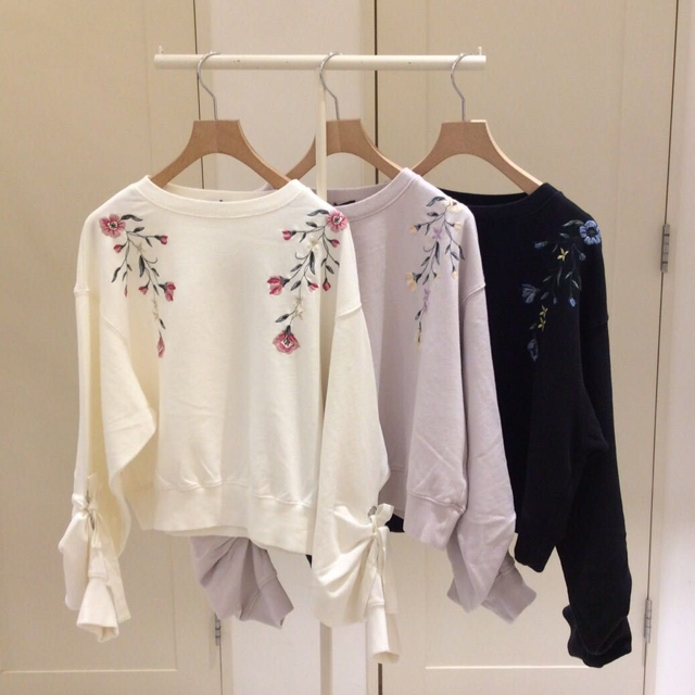 w closet(ダブルクローゼット)の美品✨wcloset💋お花刺繍スウェット💋 レディースのトップス(トレーナー/スウェット)の商品写真