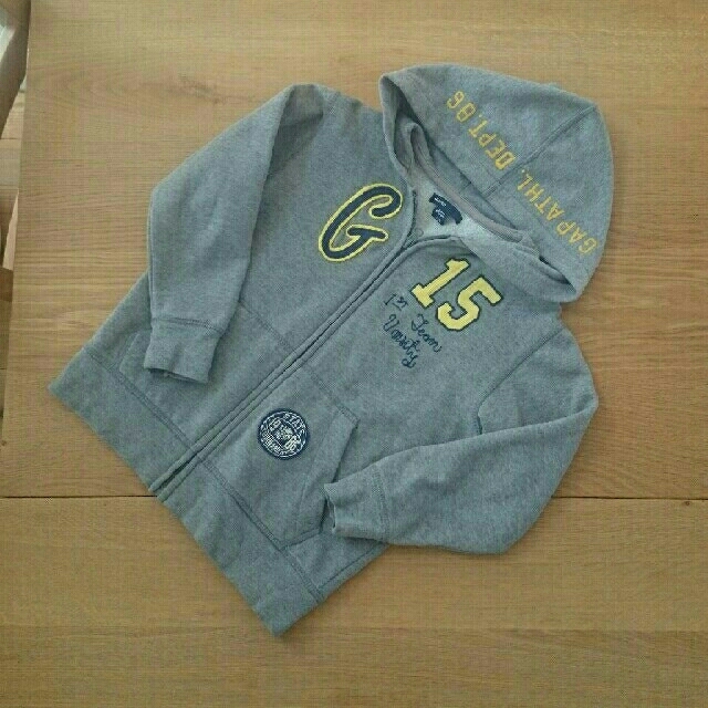 GAP Kids(ギャップキッズ)の《GAP Kids》パーカー グレー  サイズ120 キッズ/ベビー/マタニティのキッズ服男の子用(90cm~)(ジャケット/上着)の商品写真