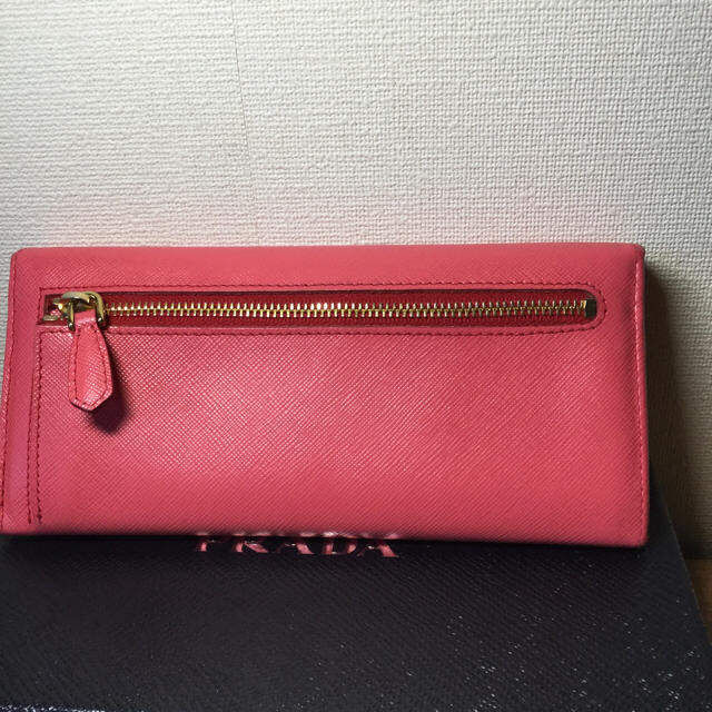 【PRADA】サフィアーノリボンン付き二つ折り長財布/FRAGOLA❤️良品