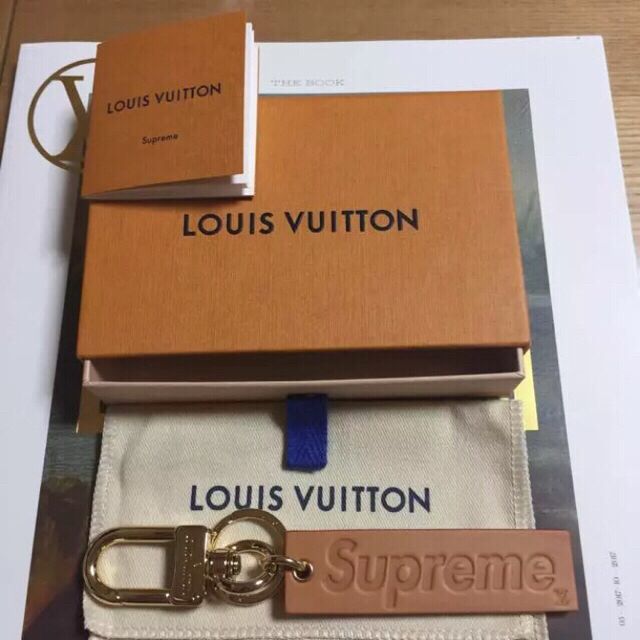 LOUIS VUITTON(ルイヴィトン)の【新品】 supreme×louis vuitton キーチャーム キーホルダー メンズのアクセサリー(その他)の商品写真