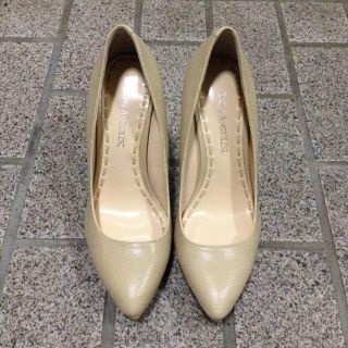 エンゾーアンジョリーニ(Enzo Angiolini)のアイボリーパンプス(ハイヒール/パンプス)