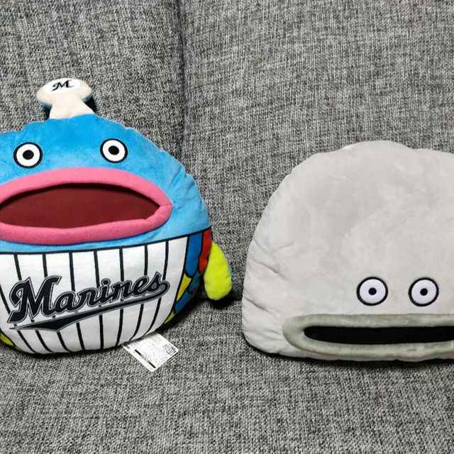 千葉ロッテマリーンズ(チバロッテマリーンズ)のフェイスクッション“謎の魚” 非売品 全２種セット スポーツ/アウトドアの野球(その他)の商品写真