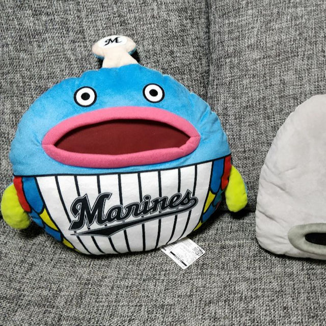 千葉ロッテマリーンズ(チバロッテマリーンズ)のフェイスクッション“謎の魚” 非売品 全２種セット スポーツ/アウトドアの野球(その他)の商品写真