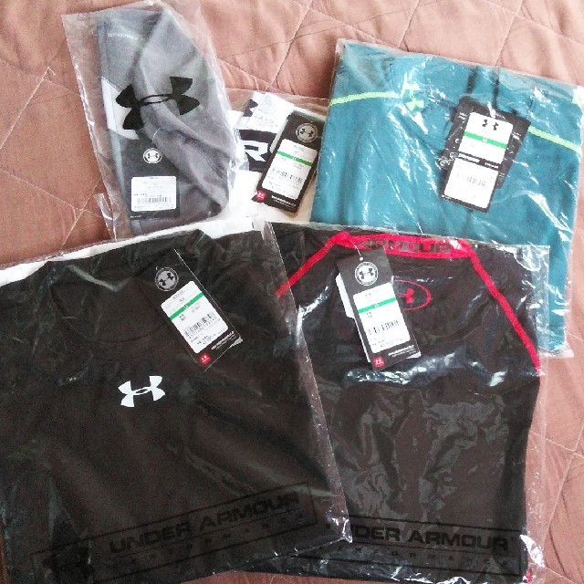 UNDER ARMOUR(アンダーアーマー)の2018年アンダーアーマー福袋新品未使用😁23000円分合わないので出品😅 スポーツ/アウトドアのトレーニング/エクササイズ(トレーニング用品)の商品写真