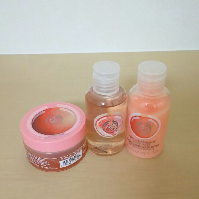 THE BODY SHOP(ザボディショップ)のザ・ボディショップ   ピンクグレープフルーツ  ミニサイズ３点セット コスメ/美容のボディケア(ボディソープ/石鹸)の商品写真