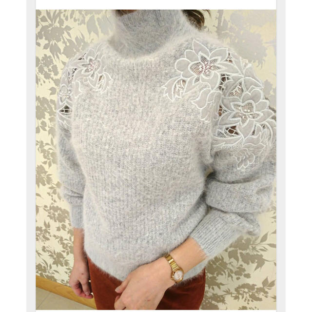 コンビニ受取対応商品】 新品♡エンブロイダリー肩開きニット みいき