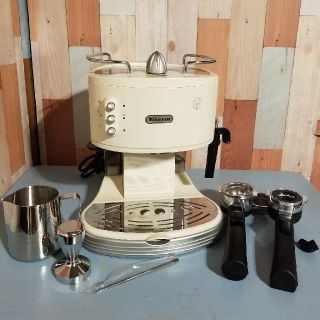 デロンギ(DeLonghi)のデロンギエスプレッソマシン・タンパー・ミルクジャグ(エスプレッソマシン)