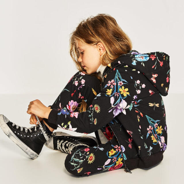 ZARA KIDS(ザラキッズ)のレオンママ様専用❗️フラワー柄プラッシュジャージー地 スウェット レディースのトップス(パーカー)の商品写真