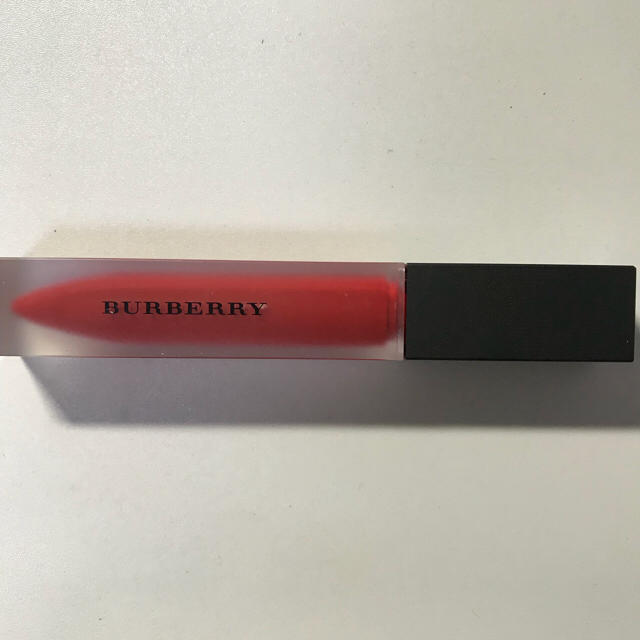 BURBERRY(バーバリー)のBURBERRY バーバリーリキッドリップベルベット no.41ミリタリーレッド コスメ/美容のベースメイク/化粧品(口紅)の商品写真