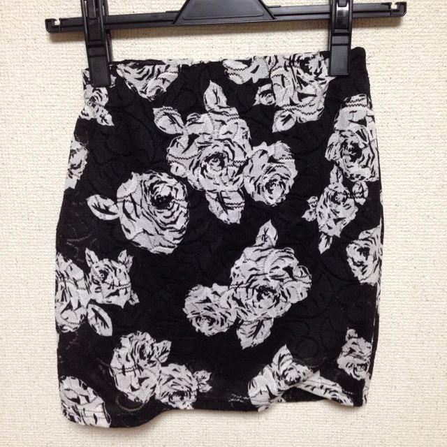 PAPILLONNER(パピヨネ)のバラ柄タイトスカート レディースのスカート(ミニスカート)の商品写真