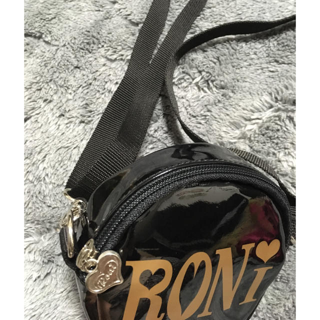RONI(ロニィ)のラブジャスミン様専用　RONI エナメル ポシェット ブラック×ゴールド キッズ/ベビー/マタニティのこども用バッグ(ポシェット)の商品写真