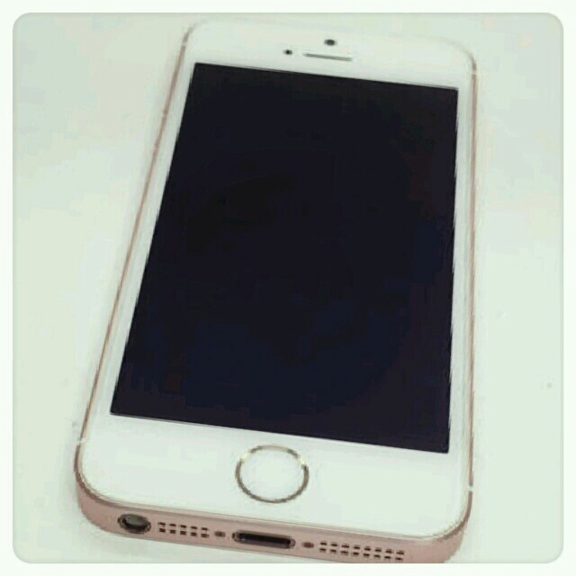 iPhone SE 128GB ローズゴールド  スマホ/家電/カメラのスマートフォン/携帯電話(スマートフォン本体)の商品写真