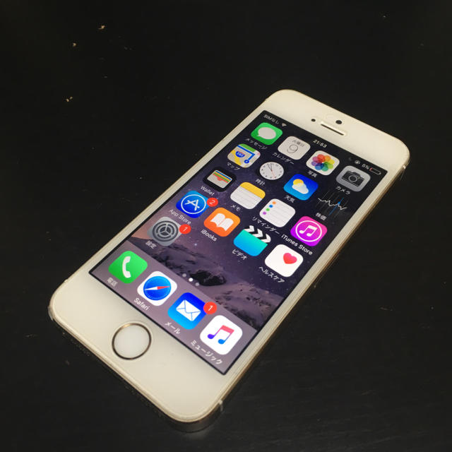 iPhone(アイフォーン)のApple iPhone5s docomo 16GB gold ゴールド スマホ/家電/カメラのスマートフォン/携帯電話(スマートフォン本体)の商品写真