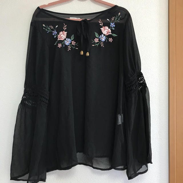 ZARA(ザラ)のFUN ♡新品 完売商品‼︎ 花柄 刺繍フレア袖 ブラックブラウス トップス レディースのトップス(シャツ/ブラウス(長袖/七分))の商品写真