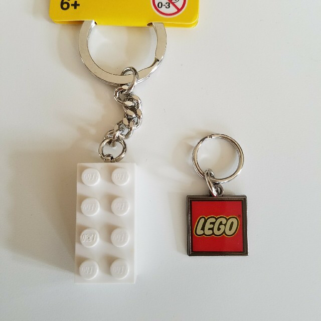 Lego(レゴ)のLEGOのブロック（白）とロゴ・キーチェーン（キーホルダー） エンタメ/ホビーのおもちゃ/ぬいぐるみ(キャラクターグッズ)の商品写真