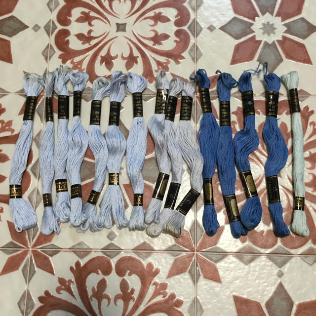OLYMPUS(オリンパス)のジャンク品オリンパス刺繍糸15本セット ハンドメイドの素材/材料(生地/糸)の商品写真