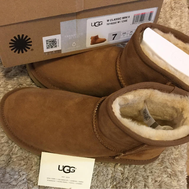 UGG(アグ)のUGG 24.0 最新作 クラシックミニ2 ムートンブーツ ベージュ 7 レディースの靴/シューズ(ブーツ)の商品写真