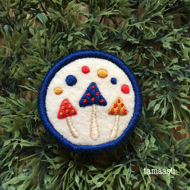 24.きのこの刺繍ブローチ✴︎受注製作 ハンドメイドのアクセサリー(コサージュ/ブローチ)の商品写真