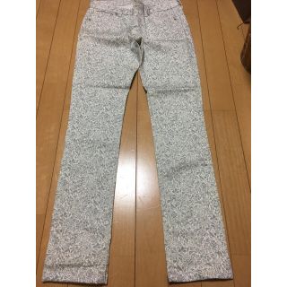 ユニクロ(UNIQLO)のUNIQLO ユニクロ 花柄 スキニー 61cm ホワイト(スキニーパンツ)