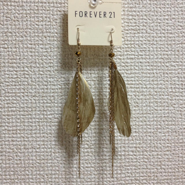 FOREVER 21(フォーエバートゥエンティーワン)のFOREVER21フェザーピアス☆ レディースのアクセサリー(ピアス)の商品写真