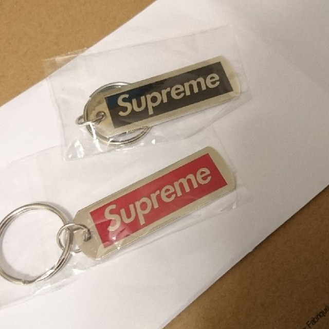 Supreme(シュプリーム)の☆新品 Supreme キーホルダー メタルプレート レッド/ブラック メンズのファッション小物(キーホルダー)の商品写真