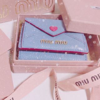 ミュウミュウ(miumiu)のミュウミュウmiumiuラブレター型財布水色ライトブルー三つ折り財布新品(財布)