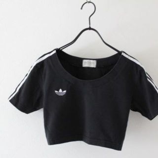 アディダス(adidas)のアディダス　ショート丈　カットソー　Tシャツ　ライン入り　古着(Tシャツ(半袖/袖なし))