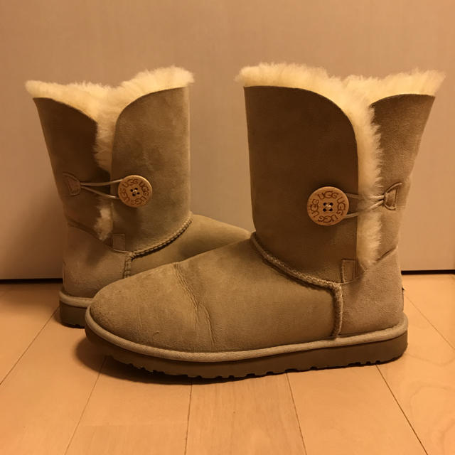 UGG(アグ)の(ゆん様専用)UGG 〜BAILEY BUTTON/SAND/39 レディースの靴/シューズ(ブーツ)の商品写真