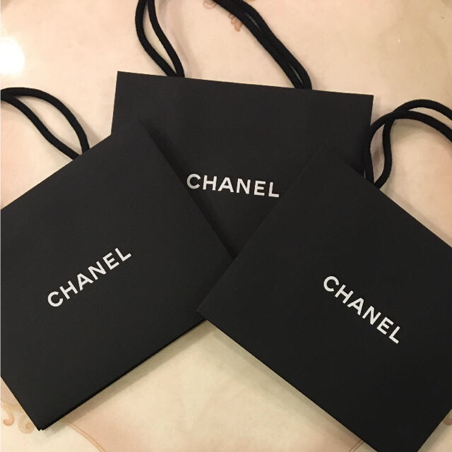 CHANEL(シャネル)のCHANEL ショッパー シャネル ショップ袋 3枚 ブランド紙袋 美品 レディースのバッグ(ショップ袋)の商品写真