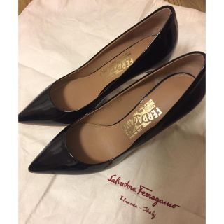 サルヴァトーレフェラガモ(Salvatore Ferragamo)の【新品未使用】Ferragamo♡ブラックエナメルパンプス サイズ4.5(ハイヒール/パンプス)