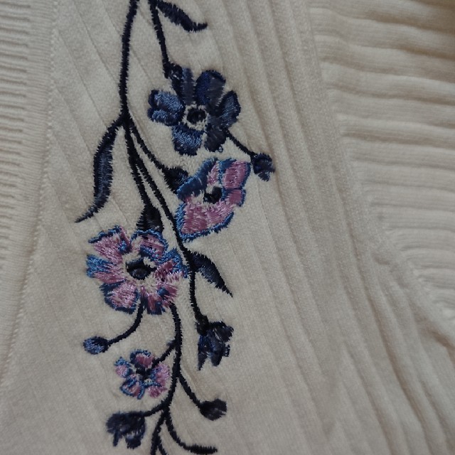 JILLSTUART(ジルスチュアート)のジルスチュアート 花柄 刺繍 トップス レディースのトップス(カットソー(半袖/袖なし))の商品写真