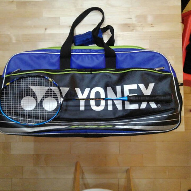 YONEX(ヨネックス)のヨネックス　アストロクス77  4U5 中古美品　トーナメントバッグつき スポーツ/アウトドアのスポーツ/アウトドア その他(その他)の商品写真