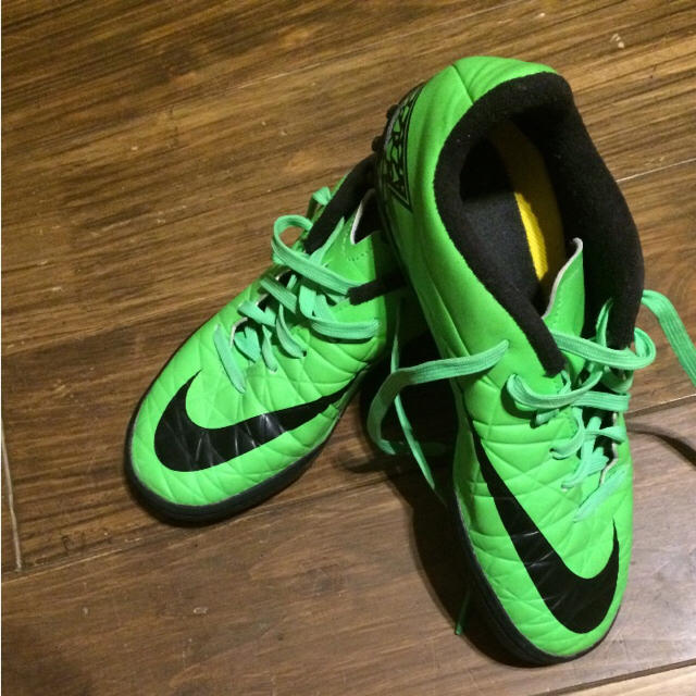 NIKE(ナイキ)のNIKE スニーカー(キッズ) キッズ/ベビー/マタニティのキッズ靴/シューズ(15cm~)(スニーカー)の商品写真