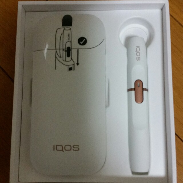 IQOS(アイコス)のアイコス2.4PLUS  キット　ホワイト新品 メンズのファッション小物(タバコグッズ)の商品写真