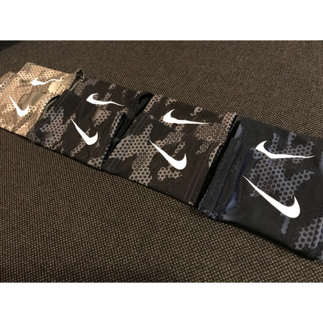 NIKE(ナイキ)のNikeナイキリストバンド美中古4点セット メンズのアクセサリー(バングル/リストバンド)の商品写真