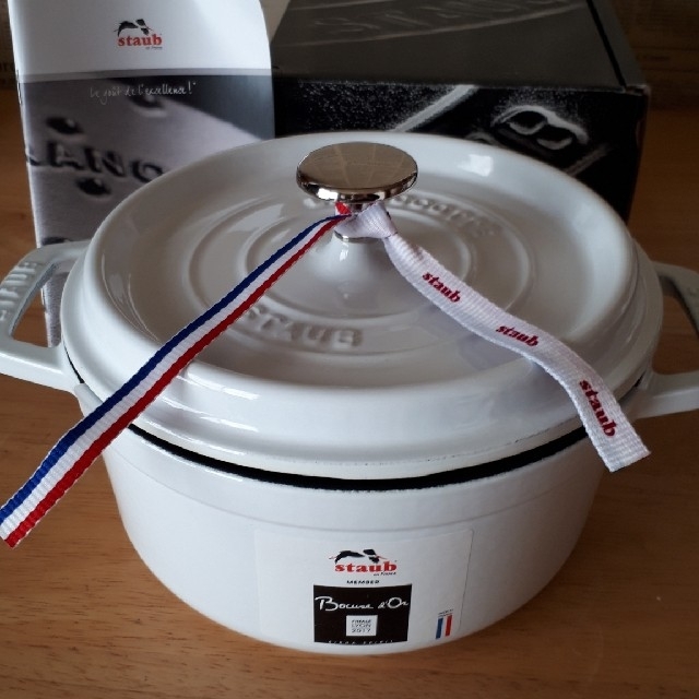 STAUB(ストウブ)のストウブ ココットラウンド ホワイト 18cm インテリア/住まい/日用品のキッチン/食器(鍋/フライパン)の商品写真