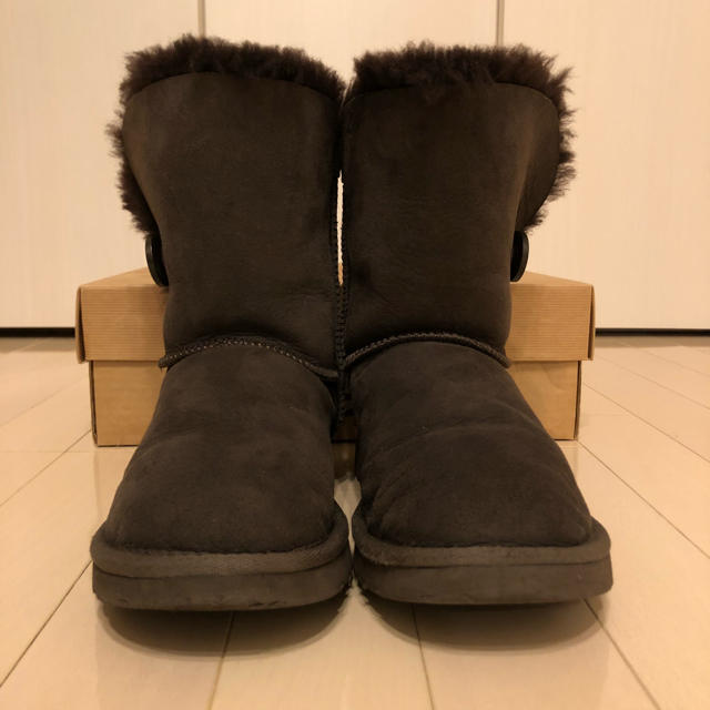 UGG(アグ)のUGG ムートンブーツ BAILEY BUTTON 5803W 箱有り レディースの靴/シューズ(ブーツ)の商品写真