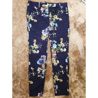 ザラ(ZARA)のザラ 花柄ベルト付きパンツ(クロップドパンツ)