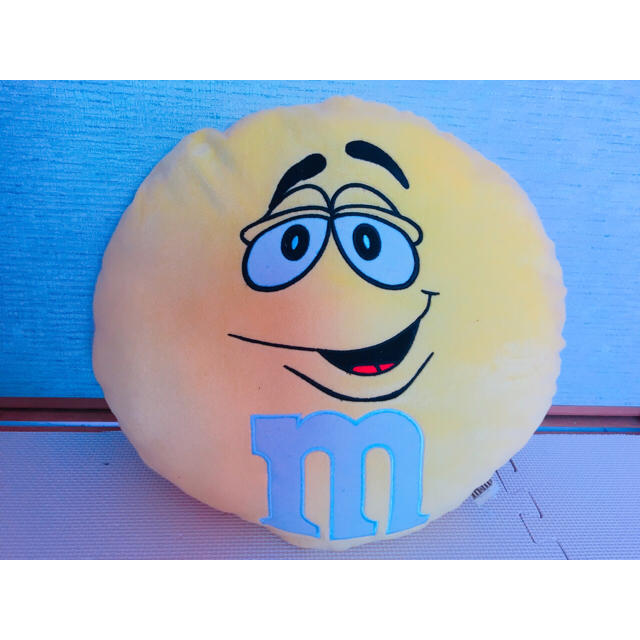 m&m&m's(エムアンドエムアンドエムズ)のm&m's（エムアンドエムズ）クッション✨値下げ✨ エンタメ/ホビーのおもちゃ/ぬいぐるみ(キャラクターグッズ)の商品写真