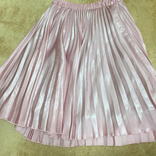 ココディール(COCO DEAL)のピンクサテンプリーツスカート(ひざ丈スカート)
