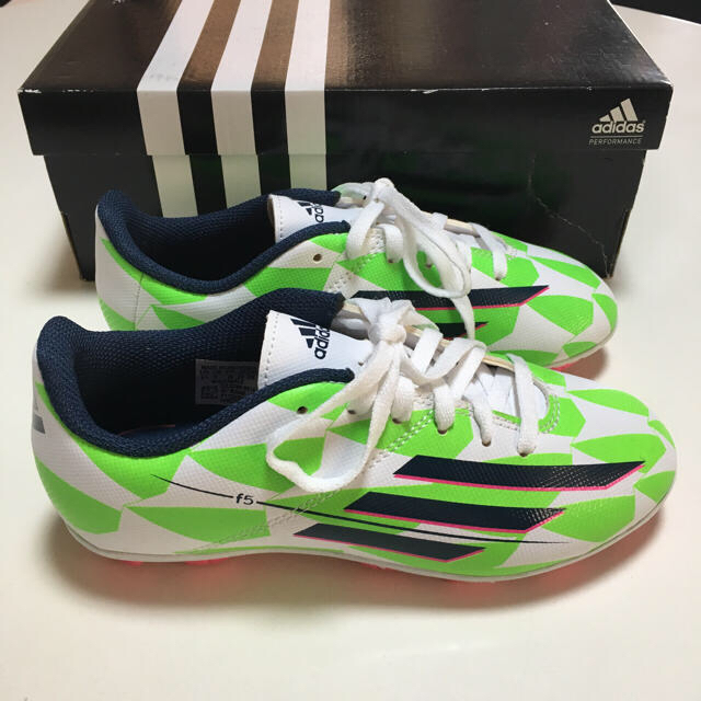 adidas(アディダス)のアディダススパイク新品21cm キッズ/ベビー/マタニティのキッズ靴/シューズ(15cm~)(スニーカー)の商品写真