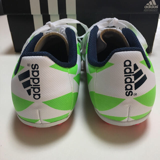 adidas(アディダス)のアディダススパイク新品21cm キッズ/ベビー/マタニティのキッズ靴/シューズ(15cm~)(スニーカー)の商品写真