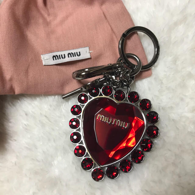 今だけ送料無料 MIUMIUクリスタルキーホルダーオーバル赤 新品チャーム