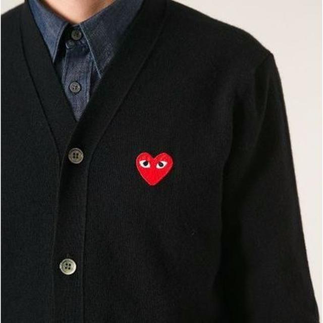 COMME des GARCONS(コムデギャルソン)のSサイズCOMMEdesGARCONS PLAYカーディガン　ブラック赤 メンズのトップス(カーディガン)の商品写真