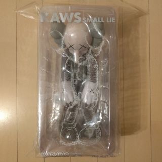 メディコムトイ(MEDICOM TOY)のKAWS SMALL LIE BROWN❗MEDICOMTOYカウズベアブリック(その他)