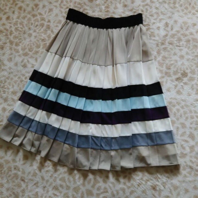 TO BE CHIC(トゥービーシック)のTOBECHICトゥービーシックのスカート レディースのスカート(ひざ丈スカート)の商品写真
