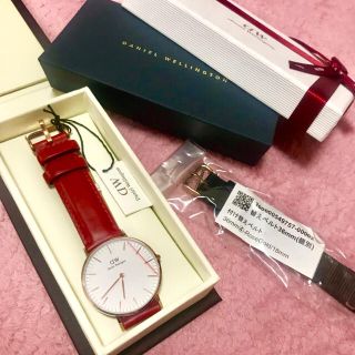 ダニエルウェリントン(Daniel Wellington)の新品 アメリカ限定 DW 黒ベルト付 箱付 時計 赤 ダニエルウェリントン(腕時計)