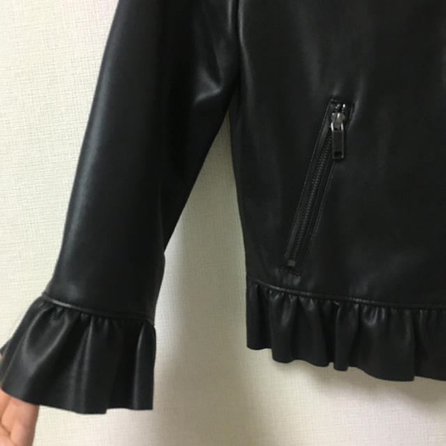 ZARA(ザラ)のザラ フリル レザージャケット レディースのジャケット/アウター(ライダースジャケット)の商品写真