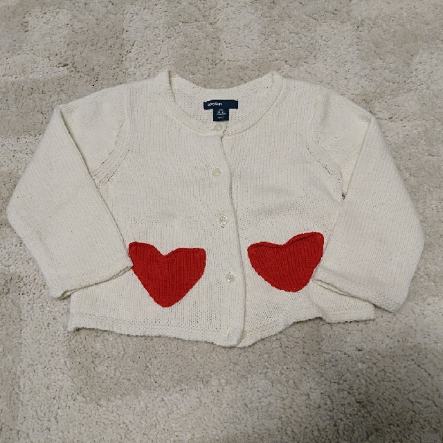 babyGAP(ベビーギャップ)のbabygap ハートポケットカーディガン 90 キッズ/ベビー/マタニティのキッズ服女の子用(90cm~)(カーディガン)の商品写真